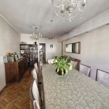 Venta - 4 ambientes al frente con balcón - gran cocina - Once