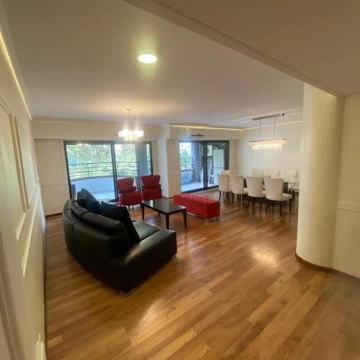 Venta - 5 Ambientes con balcón - dependencia - cochera y baulera - Barrio Norte