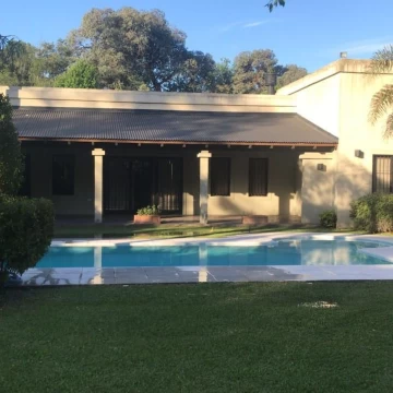VENDE/PERMUTA bella propiedad ubicada en Parque Avambae