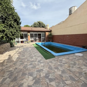 PH Tipo Casa en Planta Baja en Venta en Villa Ballester, con fondo, quincho, pileta.