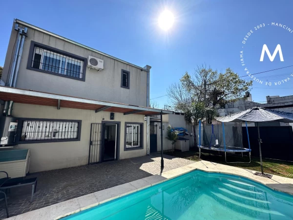 Casa en venta de 4 ambientes con piscina y cocheras - Villa Ballester