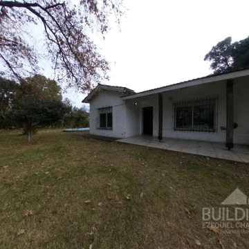 Casa en venta - 2 dormitorios - escritorio - 1 baño - pileta - quincho - cochera descubierta - parque con verde