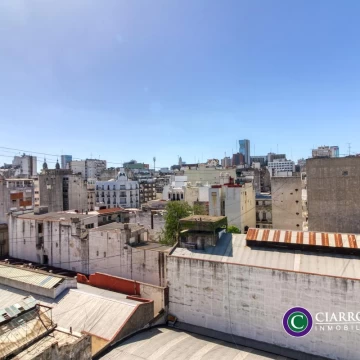 Piso Alto - Oficina Luminosa con Baño Privado, Baulera y Vista Abierta