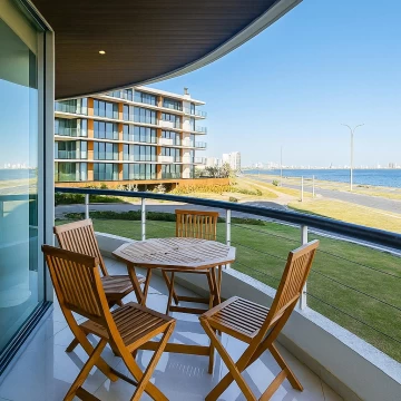 Apartamento en venta de 3 dormitorios y dependencia de servicio en Playa Mansa con vista al mar