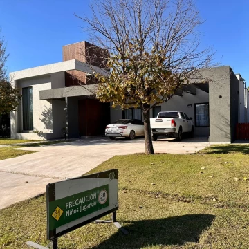 VENTA/PERMUTA - Casa - 4 dormitorios - Piscina - Kentucky Club de Campo, Funes