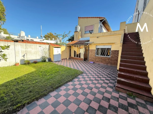 APTO CRÉDITO - Casa de 3 ambientes con cochera y patio - Villa Ballester