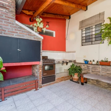 VENTA / PERMUTA - Casa - 4 dormitorios - Cochera y terraza con parrillero - Alberdi, Rosario