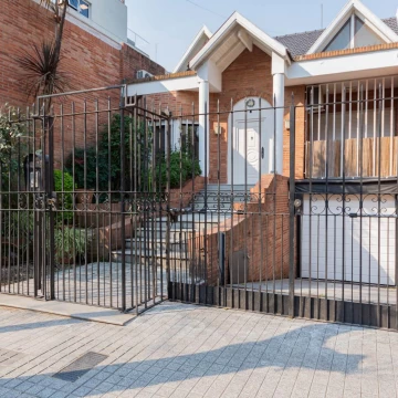 Muy linda casa en Belgrano Chico con pileta y cochera