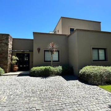 Venta Casa en  Barrio cerrado Santa Clara sobre lote de 700mts 5 ambientes