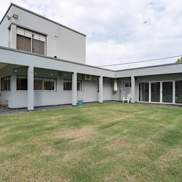 VENTA - Casa 5 Dormitorios piscina, jardín y galería - Funes.