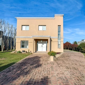 VENTA - Casa - 3 Dormitorios y pileta - Patio con salida al lago - Solares de Carcarañá