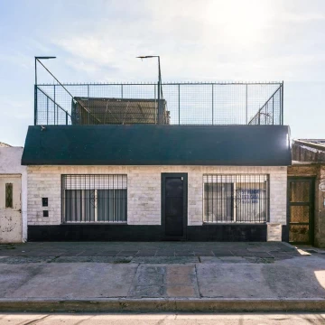 Casa en venta 2 dormitorios, patio seco y terraza - Las Heras, Rosario.