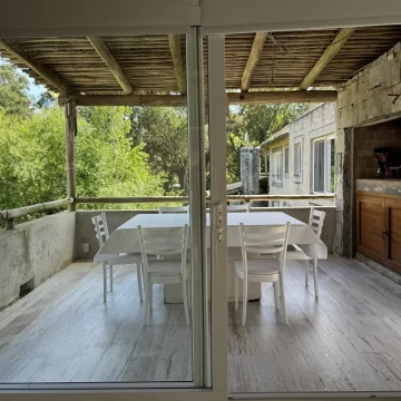 Casa en La Pedrera - a metros de la ruta 10 y del mar - Rocha - Uruguay
