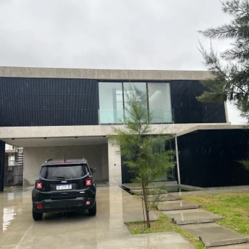Exclusiva Casa a La Laguna, con Diseño Unico, y Vistas Increibles