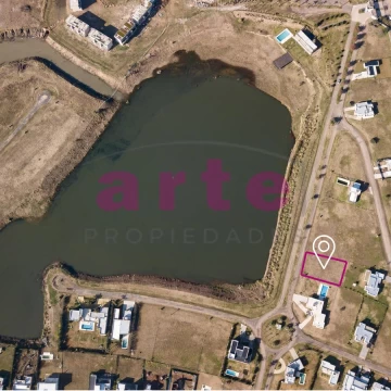 Terreno central frente a la laguna en venta en barrio cerrado los juncos P2