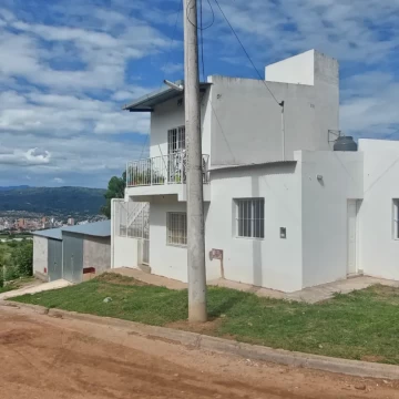 PROPIEDAD CON TRES DEPARTAMENTOS INDEPENDIENTES + DOS DEPÓSITOS / COCHERAS
