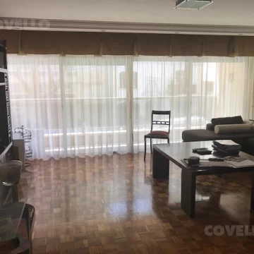 Apartamento,Pocitos, 3 dormitorios, 4 baños, terrazas, patio con parrillero, garaje doble.