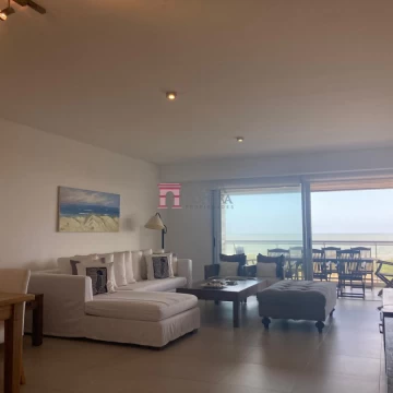 Alquiler  Apartamento en Playa Brava, 3 dormitorios , 3 baños, 2 cocheras Penthouse frente al Mar
