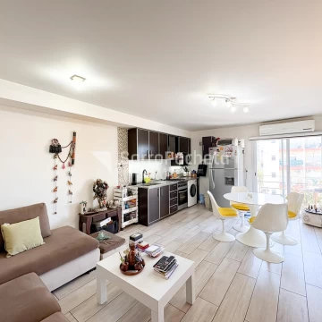 Venta departamento 3 ambientes con balcón, parrilla y cochera en Haedo.