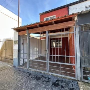 VENDE dúplex ubicado en León Guruciaga 735