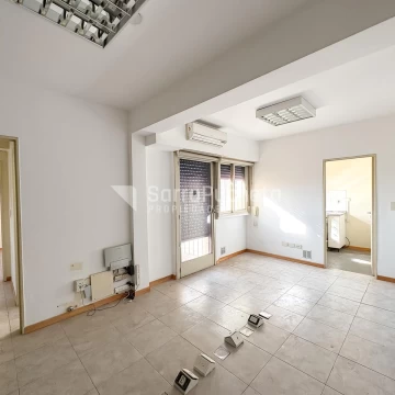 Venta departamento 3 ambientes con balcón en Morón Centro.