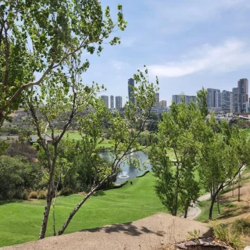 Terreno con Espectacular Vista al Campo de Golf, La Joya-Bosque Real