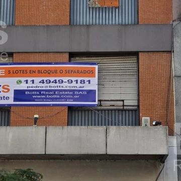 9380 m2 Vendibles. Salida a dos calles.  Acepta permuta en parte de pago. Se escuchan ofertas