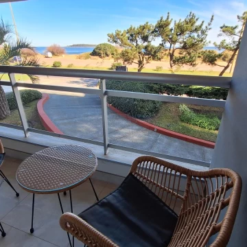 Apartamento 2 dormitorios con vista al mar y servicios completos en Playa Mansa – Alquiler temporada