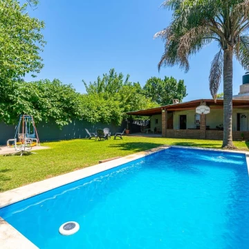VENTA  - Casa 2 dormitorios, quincho y piscina  - Barrio Villa Elvira, Timbúes, San Lorenzo.