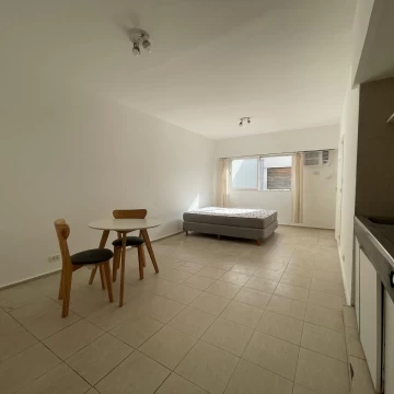 Juncal y Suipacha |  Monoambiente súper Luminoso | Vig 24 hs