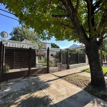 VENDE casa ubicada en Parque Sarmiento