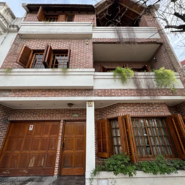 Casa en venta de 5 ambientes Lote Propio 8.66 x 45 - Garaje. Jardin. APTO CREDITO. Lanús oeste.