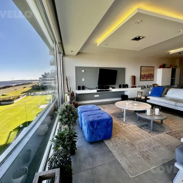Departamento en venta de 3 dormitorios mas servicio, Playa Mansa Punta del Este 