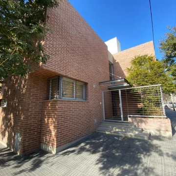 Casa en Venta 3 Dormitorios | Alto Alberdi | 3 baños | Galería y Asador | Patio verde