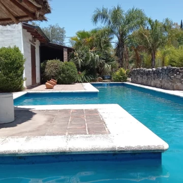 Casa con 3 dormitorios   escritorio | gran parque con piscina APTA CREDITO