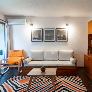 Alquiler Temporal: Apartamento de 1 Dormitorio con Terraza y Parrillero en Edificio Antibes, Punta del Este