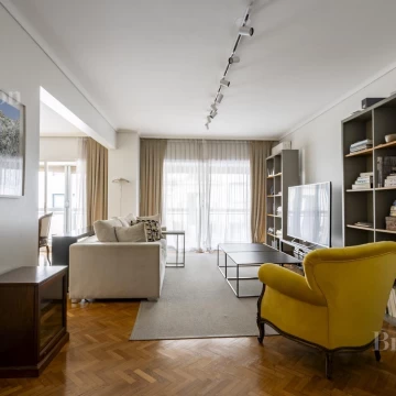 Departamento en venta de 4 ambientes con dependencia y cochera en Posadas y Libertad