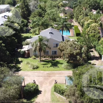 Venta de complejo turístico o como condominio  de 7 casas .