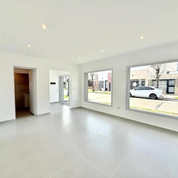 Local a estrenar en venta en lujan centro Rawson esquina almirante brown con patio