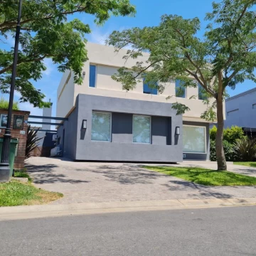 Venta - Casa de 6 Ambientes - 4 dormitorios en  Los Lagos