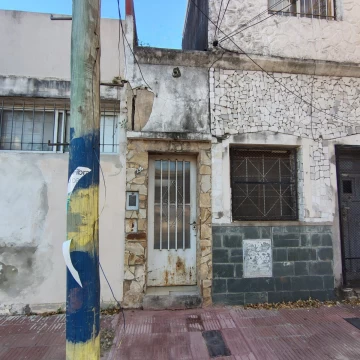 RETASADA  - Oportunidad en Barrio Sarmiento – ¡Casa interna con patio!