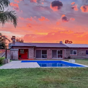 VENTA | PERMUTA - Casa de 2 dormitorios, con piscina y parrillero - Luis Palacios, San Lorenzo.