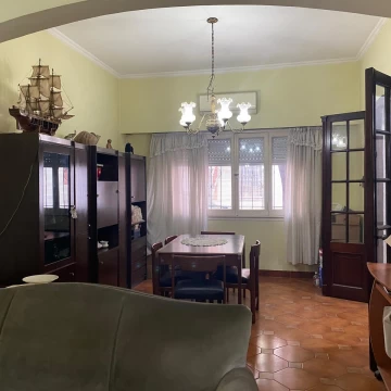Casa- Liniers - 4 Ambientes - Lote Propio - Patio - Permuta- Apto credito