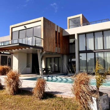 Venta - Casa 507m2 con pileta - Lote K40 - Greenville Polo