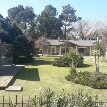 Venta casa ubicada en Carmelo, amplio terreno, hermosa vista al río.