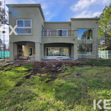 VENTA CASA DE 4 DORMITORIOS EN MIRALAGOS
