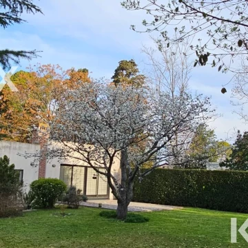 Destacada Casa en City Bell implantada en un Espectacular Parque de mas de 2500 m2