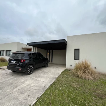 Impecable casa en El Cantón Golf – diseño y confort en una planta