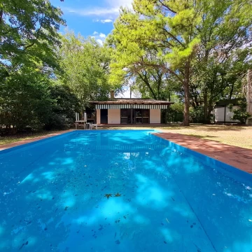 Venta Casa 2 dormitorios sobre avenida principal zona comercial