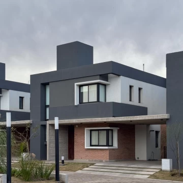 Casa  en venta de 3 dormitorios en Housing con seguridad a 1 cuadra de Av Recta Martinolli.